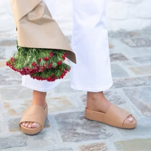 BEEK Pelican Sandals Honey platform size 10 like new - Picture 2 of 16